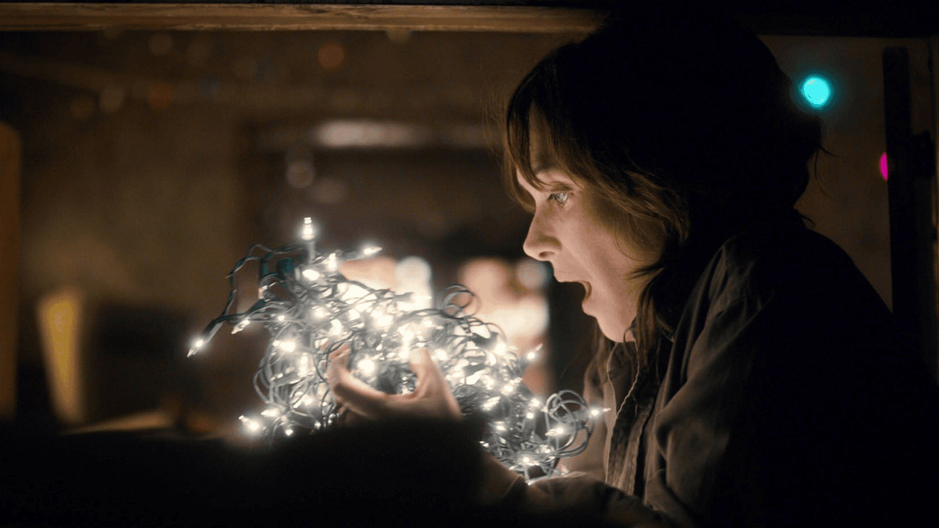Joyce Christmas Lights Stranger Things - Poltergiest Is The Reason For Joyce's Christmas Lights In Stranger Things