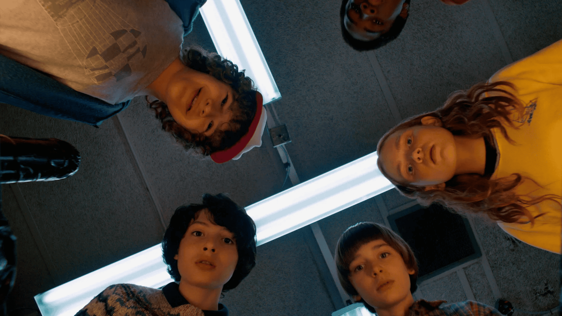 Stranger Things Poster Design Inspiration - The Stranger Things Poster Was Inspired By Star Wars Designer Drew Struzan